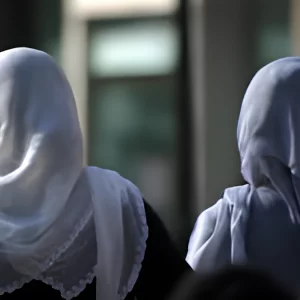 স্কুলে হিজাব পরার অনুমতি দিলো কর্ণাটক সরকার