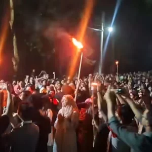 জাবি ছাত্রীকে জঙ্গলে নিয়ে ধর্ষণের চেষ্টা, শিক্ষার্থীদের মশাল মিছিল