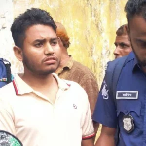 পরীক্ষা চলাকালে কেন্দ্রের বাহির থেকে প্রশ্ন ও উত্তরপত্রসহ আটক ২