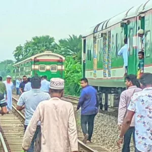পাবনায় চার বগি রেখেই চলে গেল আন্তঃনগর ‘মধুমতি এক্সপ্রেস’