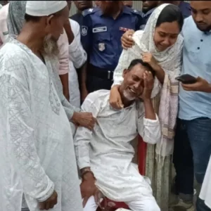 প্যারোলে মুক্তি পেয়েও পড়া হলো না জানাজা, মায়ের লাশ ছুঁয়ে কাঁদলেন যুবলীগ নেতা
