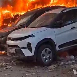 দিল্লিতে পার্ক করা গাড়ির বহরে ভয়াবহ আগুন