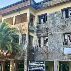 স্বাস্থ্যকেন্দ্র নির্মাণের দুই যুগেও চিকিৎসকের দেখা পায়নি চর কাজলবাসী