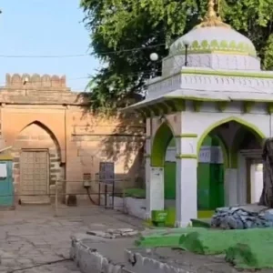 ভারতে মসজিদকে মন্দির ঘোষণা আদালতের, নামাজ পড়তে পারবেন না মুসল্লিরা