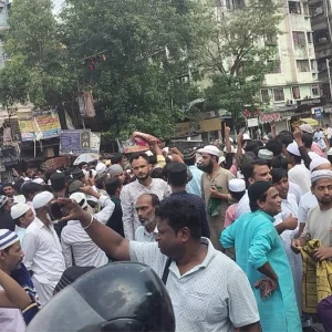 কলকাতায় জুমার নামাজে পুলিশের বাধা, মুসল্লিদের মাঝে হট্টগোল-উত্তেজনা