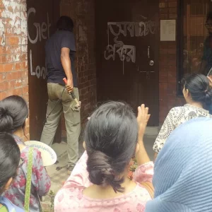 জাবিতে ধর্ষণচেষ্টার ঘটনায় প্রক্টর কার্যালয়ে তালা দিলেন শিক্ষার্থীরা