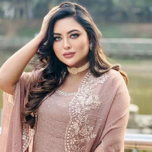 নায়কের ড্রাইভার পরিচয়ে নায়িকার আইফোন চুরি