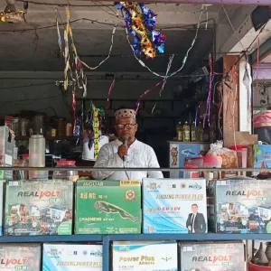 ৪৫ লাখ টাকা বাকি, পাওনা আদায়ে মাইক ভাড়া করে ব্যবসায়ী করছেন মাইকিং