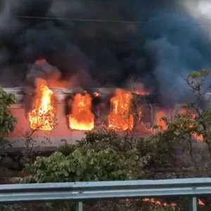 ভারতে চলন্ত ট্রেনে ভয়াবহ আগুন