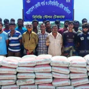 মিয়ানমারে পাচারের পথে তিনটি ট্রলারসহ ২৪০০ বস্তা সিমেন্ট জব্দ