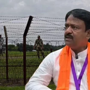 সীমান্তে কাঁটাতার দেওয়ার সময় বিজিবি বা তৃণমূলের লোকজন— কারও বাধাই সহ্য করা হবে না