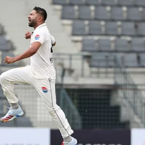 শেষ বিকালে আউট মুমিনুল, ১৫৬ রানের লিড বাংলাদেশের 