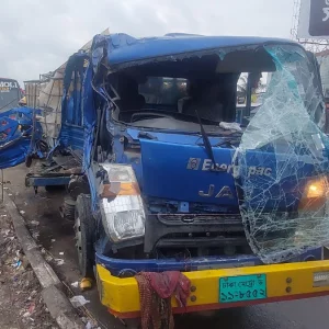 ভাঙ্গা এক্সপ্রেসওয়েতে এক ট্রাকে আরেক ট্রাকের ধাক্কা, নিহত ২