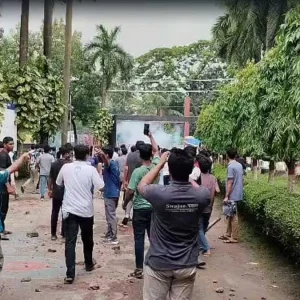 ৫ দিনেও ঢুকতে পারেননি ডুয়েট ভিসি, ক্যাম্পাসে অচলাবস্থা
