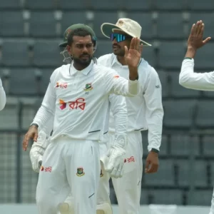 জোড়া উইকেট তুলে নিয়ে মধ্যাহ্নভোজে বাংলাদেশ
