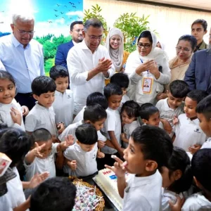 শিশুদের সঙ্গে প্রাণোচ্ছ্বল সময় কাটালেন প্রধানমন্ত্রী