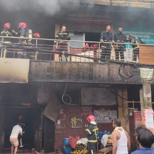 রাজধানীর বিজয় সরণির মার্কেটে ভয়াবহ আগুন, নিয়ন্ত্রণে ১০ ইউনিট