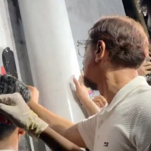 বিতর্কের মুখে নিজেই গ্রাফিতি আঁকলেন চট্টগ্রাম সিটি মেয়র