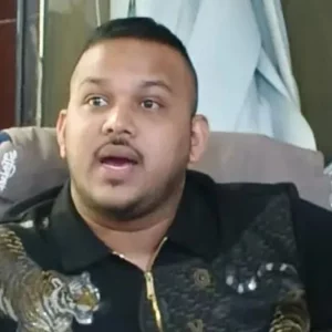 স্ত্রীকে নিয়ে নেপাল থেকে ফিরেই বিমানবন্দরে গ্রেপ্তার ‘পিচ্চি রাজা’