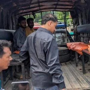 টঙ্গীতে নিষিদ্ধ ছাত্রলীগের ঝটিকা মিছিল, ধাওয়া দিয়ে ৪ জনকে পুলিশে দিল জনতা