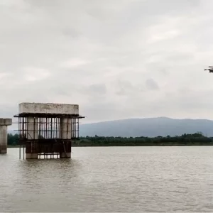 ৩ বছরের সেতুর কাজ শেষ হয়নি ৮ বছরে, পাঁচটি গার্ডার তলিয়ে গেছে নদীতে