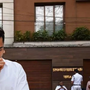 মমতা বন্দ্যোপাধ্যায়ের ভাতিজা অভিষেকের বাড়ি ভাঙ্গার নোটিশ