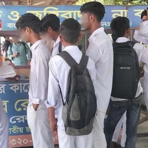 স্কুল ফাঁকি দিয়ে ট্রেনের ছাদে ভ্রমণ, ভৈরবে ৯ শিক্ষার্থী আটক