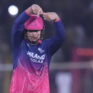 ফিফটির পর মায়ের জন্য বিশেষ উদযাপন বৈভবের