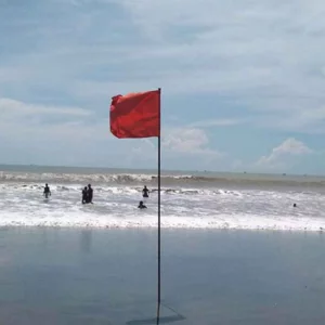 ৩ জেলার জন্য সতর্কবার্তা, নদীবন্দরে হুঁশিয়ারি সংকেত