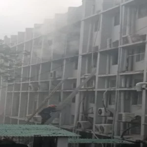 খুমেক হাসপাতালে আগুন: হুড়োহুড়িতে আইসিইউতে ভর্তি থাকা রোগীর মৃত্যু, আহত ৩