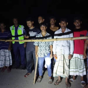 গরু চুরি ঠেকাতে বসলো ‘বাঁশের চেকপোস্ট’, পাহারায় গ্রামবাসী