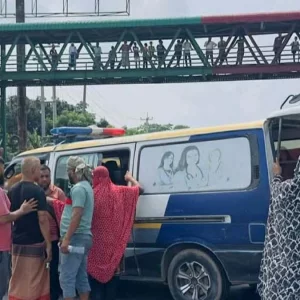 চাঁদা না পেয়ে অটোচালককে পিটিয়ে হত্যা, প্রতিবাদে সড়ক অবরোধ