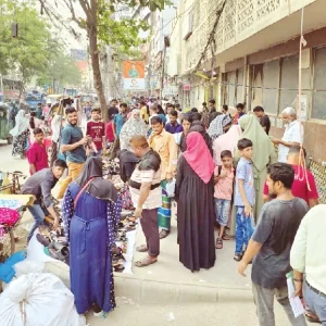 নারায়ণগঞ্জের ফুটপাত আবারও হকারদের দখলে