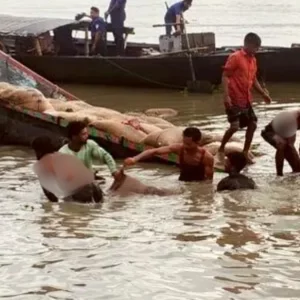 হঠাৎ ঝড়ে ৪৬৭ বস্তা সরকারি চালসহ দুই নৌকাডুবি