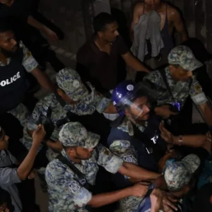 চট্টগ্রামে শিশু ধর্ষণচেষ্টার অভিযুক্তকে ছিনিয়ে নেওয়ার চেষ্টা, পুলিশের গুলিতে আহত ২ সাংবাদিক