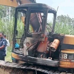 সরকারি উদ্যোগে খাল খননের কাজে ব্যবহৃত এক্সক্যাভেটরে দুর্বৃত্তের আগুন