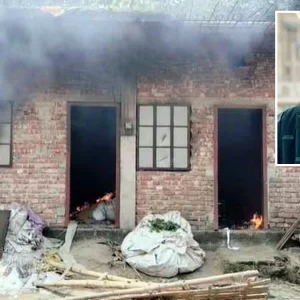 নরসিংদীতে যুবককে প্রকাশ্যে ছুরিকাঘাতে হত্যা, অভিযুক্তের বাড়িতে আগুন