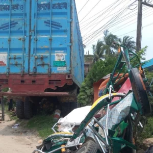 কাভার্ড ভ্যান-বাইক-ইজিবাইকের ত্রিমুখী সংঘর্ষ, নিহত ৩