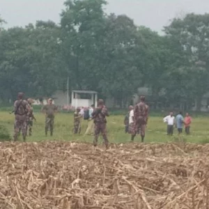 শূন্যরেখার কাছে বেড়া নির্মাণের চেষ্টা, বিজিবির বাধায় পিছু হটলো বিএসএফ
