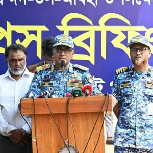 ঈদযাত্রায় ঝুঁকিপূর্ণভাবে লঞ্চে ওঠানামা বন্ধে সতর্কতা জারি কোস্ট গার্ডের