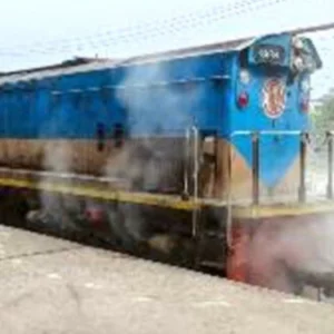 ঢাকা থেকে ছেড়ে আসা যাত্রীবাহী ট্রেনের ইঞ্জিনে আগুন