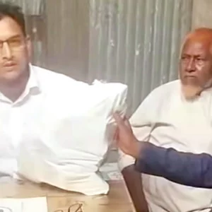 বিতর্কের মুখে ৪ হাজার ভিজিএফ কার্ড ফেরত দিলেন বিএনপির নেতারা