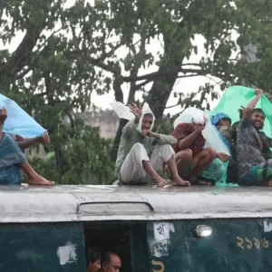 ট্রেনের ছাদে ভ্রমণের সময় বজ্রপাতে প্রাণ গেল যাত্রীর