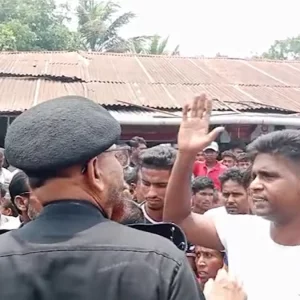খুলনায় র‍্যাবের গাড়ি ভাঙচুর করে দুই আসামি ছিনিয়ে নিল বিক্ষুব্ধ জনতা
