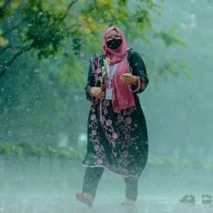 বৃষ্টিতে ভিজলে শরীরে মিলবে ১০ উপকারিতা