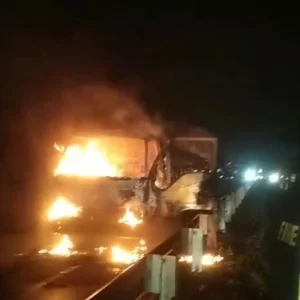 ঢাকা-মাওয়া এক্সপ্রেসওয়ে চলন্ত পিকআপে আগুন, এক ঘণ্টা যান চলাচল বন্ধ