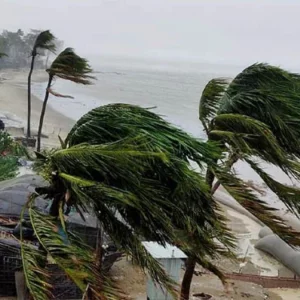 দুপুরের মধ্যে ১০ অঞ্চলে বজ্রবৃষ্টির আশঙ্কা, নদীবন্দরে সতর্ক সংকেত