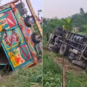 যমুনা সেতুর পূর্ব প্রান্তে রডবোঝাই ট্রাক উলটে নিহত ১৫