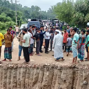 বুলডোজার দিয়ে গুঁড়িয়ে দেয় র‍্যাব ক্যাম্পের দেয়াল, কেটে দেয় রাস্তা