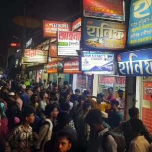 আব্দুল্লাহপুরে ঘরমুখো মানুষের উপচে পড়া ভিড়, বাড়তি ভাড়া আদায়ের অভিযোগ